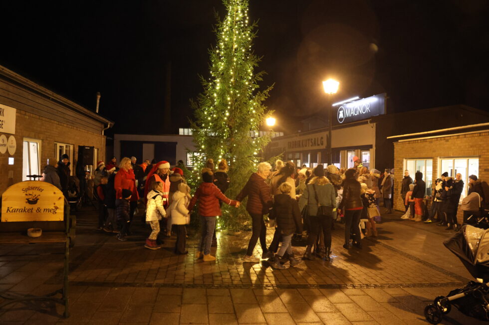 Det ble trangt om plassen da alle skulle være med i gang rundt juletreet på Magnor Torg. Men Magnor-nissen dirigerte alle fint på plass.