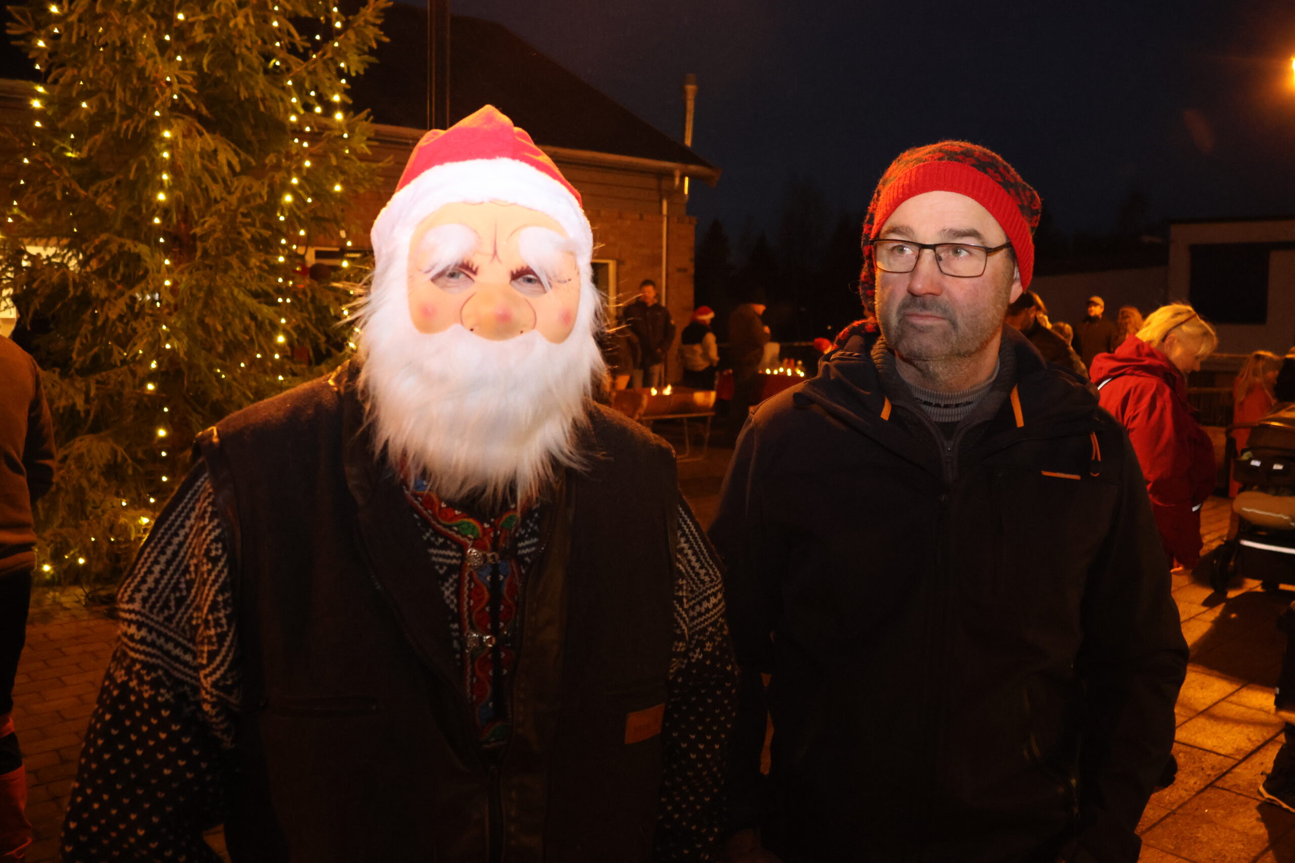 Magnor-nissen ville ikke gå glipp av juletregang og tenning av julelysene i Magnor sentrum. Her sammen med Werner Olstad, leder i Magnor Vel.