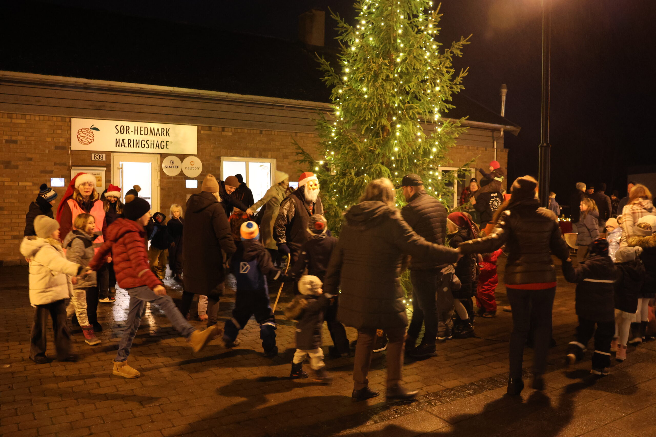 Magnor-nissen gikk innerst og dirigerte takten i gangen rundt juletreet.