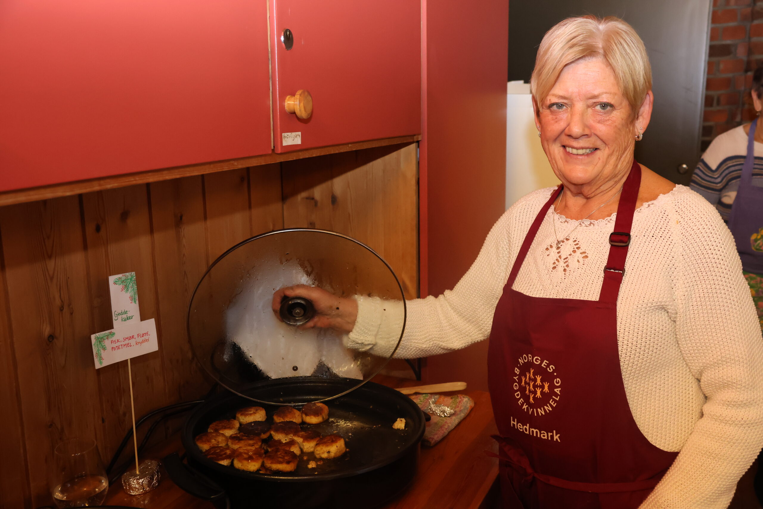 Jorun Billingsø Østby hadde stått opp tidlig for å lage gjeddekaker til adventsfrokosten.