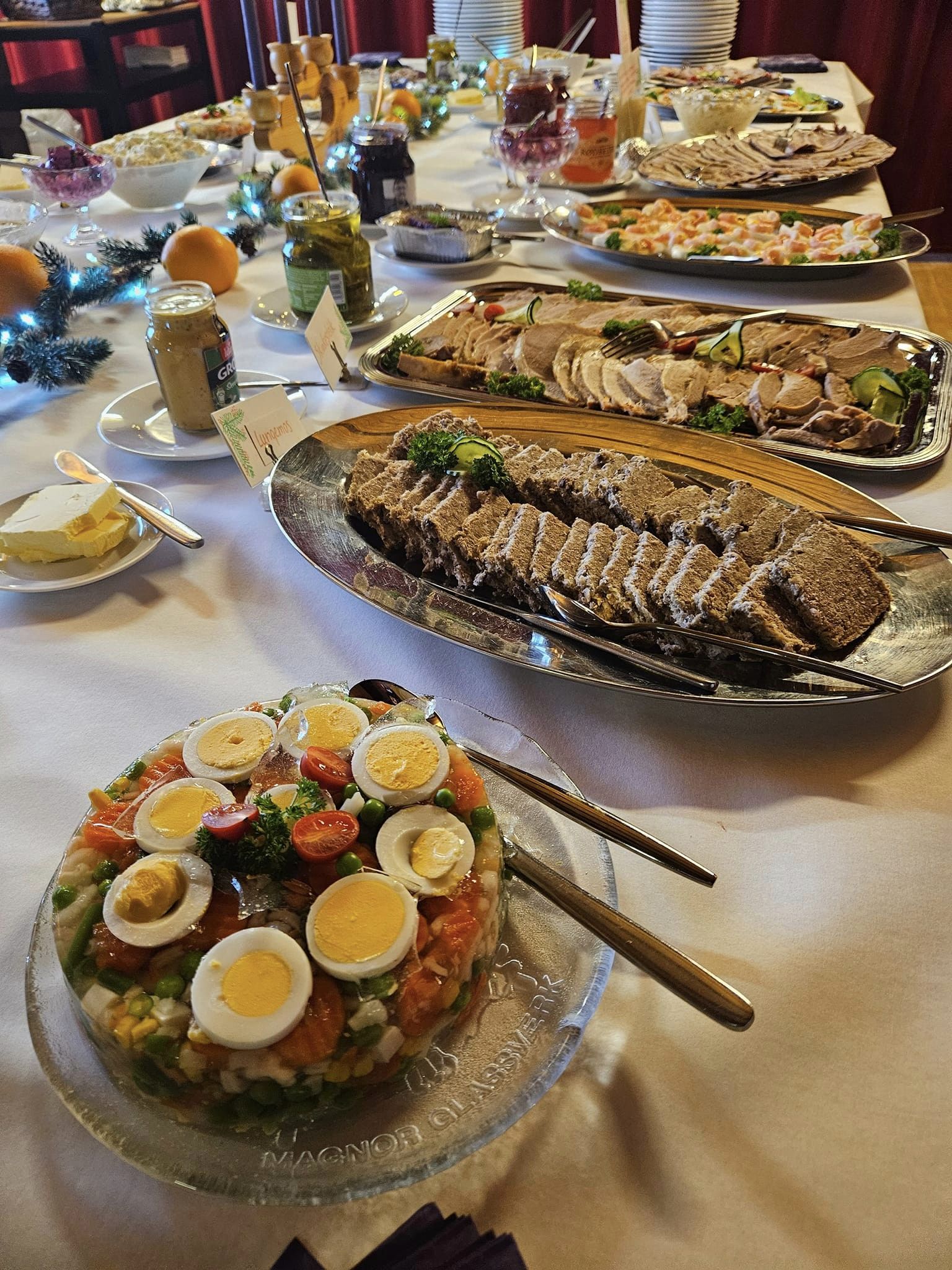 Frokostbordet bugnet av hjemmelagd mat av alle slag.