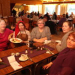 Det nye styret i Eidskog bygdekvinnelag består av Else Engen (f.v.), Desiree Nordseth Bergersen, Heidi Elin Kolstad, May-Britt Sørpebøl og Ingierd Pramm Platek. Bildet er tatt i forbindelse med bygdekvinnnenes adventsfrokost og Desiree viser frem noen av rettene som ble servert.