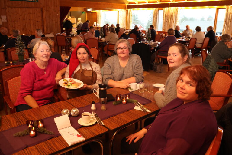 Det nye styret i Eidskog bygdekvinnelag består av Else Engen (f.v.), Desiree Nordseth Bergersen, Heidi Elin Kolstad, May-Britt Sørpebøl og Ingierd Pramm Platek. Bildet er tatt i forbindelse med bygdekvinnnenes adventsfrokost og Desiree viser frem noen av rettene som ble servert.