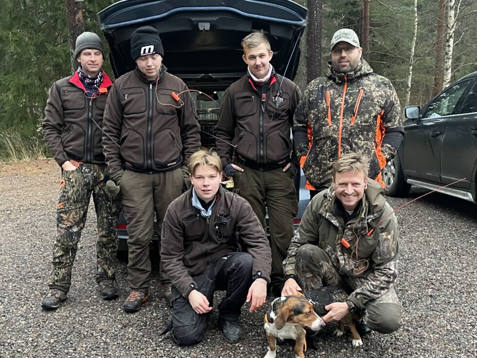 I helgen fikk fire jegere prøve seg på rådyrjakt med Eidskog jeger og Fiskeforening. Foran fra venstrer: Isak Grønnerud Fjeld, Øyvind Fjeld. Bak fra venstre står Magnus Boddin, Ole Teo Boddin, Marco Fredrik Kvesetberget og Kjell Erik Slaastad. Med på jakten var også Albin Persson og Simen Slaastad.
