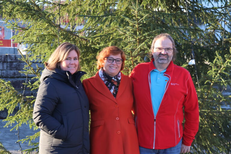 Line Billerud i Eidskog Markedsforening, Åse Torp Andersson i Sparebank1 Østlandet og Svein Olaf Sæter i Lions Club Eidskog ønsker velkommen til Liv og røre på Skotterud på lørdag.