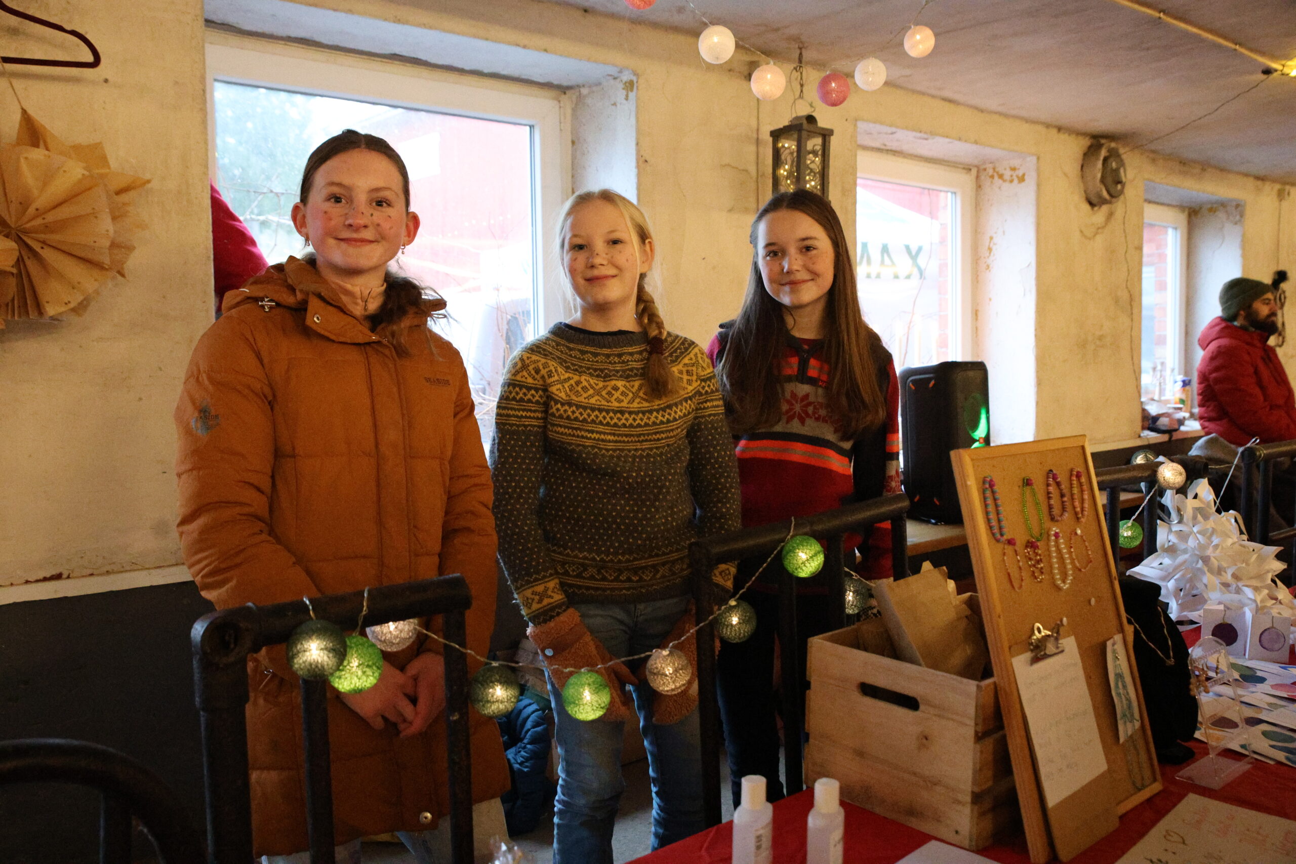 Åse Tveter Ytterdahl, Olivia Svendby og Selma Sandnes, solgte litt forskjellige hjemmelagde varer. – Det har vært bra med folk innom sa de.