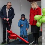 Styreleder i Matrand aktivitetshus Guttorm Kristiansen og ordfører Kamilla Thue har klippet flere snorer før. Denne gangen var det Sigurd som fikk æren.