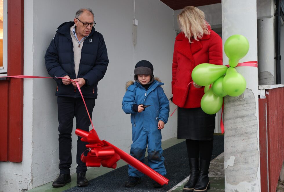 Styreleder i Matrand aktivitetshus Guttorm Kristiansen og ordfører Kamilla Thue har klippet flere snorer før. Denne gangen var det Sigurd som fikk æren.
