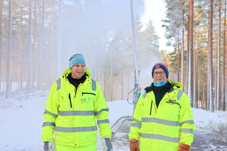 Tore Negård og Ulf Vangen er to av mange frivillige som stiller opp natt og dag for at det skal bli optimale skiforhold på Liermoen. Nå ønsker karene seg flere kuldegrader for at produksjonen av kunstsnø skal være optimal.