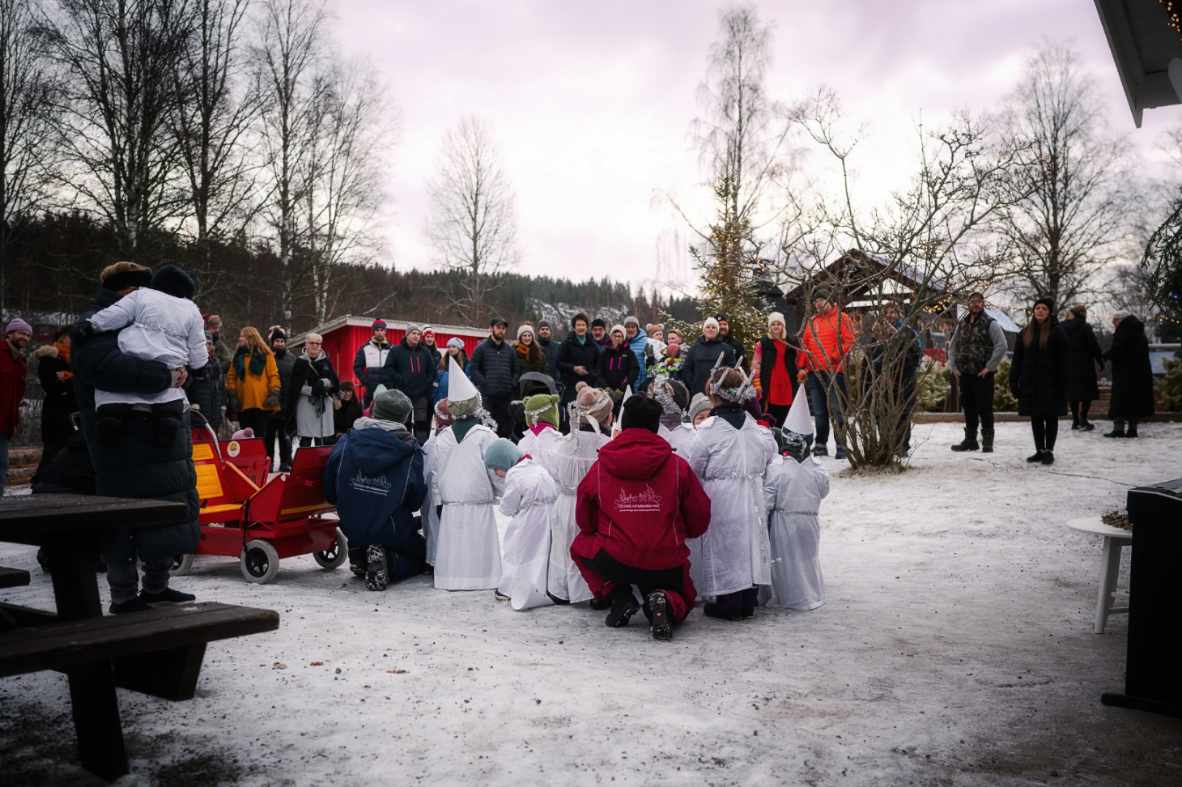 Luciasangen ble også fremført på italiensk siden Sankta Lucia opprinnelig kommer fra Italia.