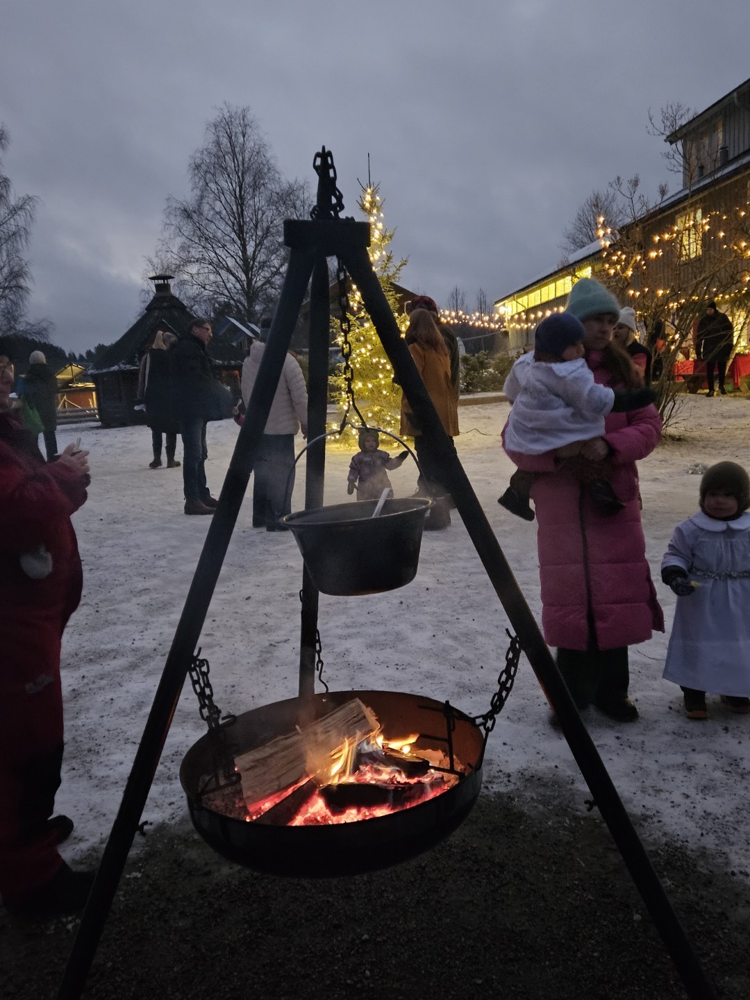 Bålpanna ble fyrt opp når mørket senket seg på Vestmarka.
