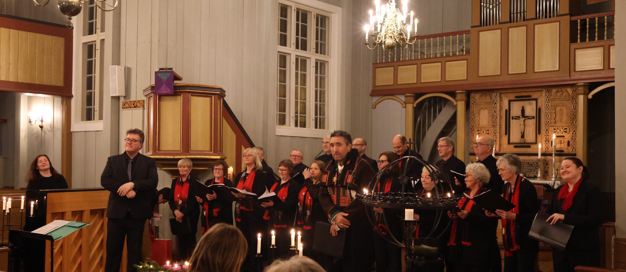 Pianist Sigrid Bråthe, dirigent og organist Lars Alexander Mensonides, Eidskog Vocalis og "Operabonden" Petter Simonsen fikk stående applaus fra en velfylt Eidskog kirke.