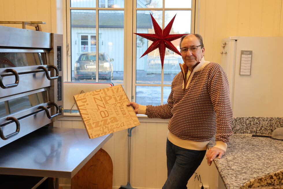 Jan-Erik Stormo er ikke den som gir seg. Få timer etter at han fikk nyheten om at Skøttru-Bua var kjørt i fillebiter var han i full gang med produksjonen av catering til to større arrangement. Også pizzaovnene er varme og Jan-Erik er klar til å ta i mot bestillinger.