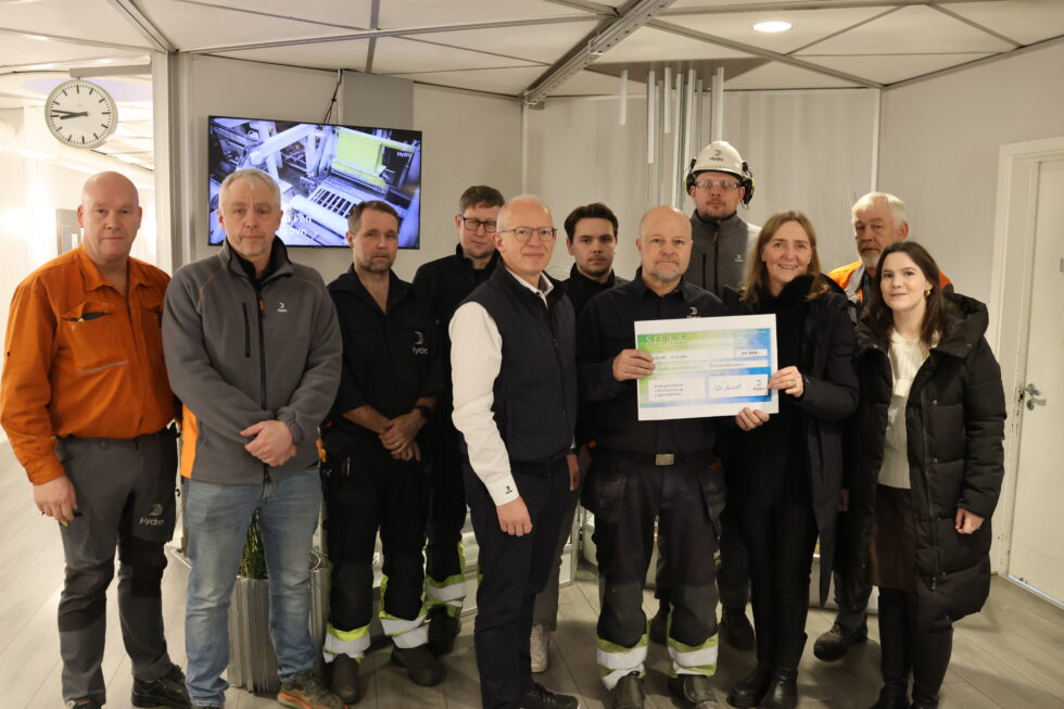 Tirsdag kunne spreke Hydro-ansatte overlevere en sjekk på 10.000 kroner til Eidskog kommune øremerket Ungdommens hus. Fra venstre: Roger Johansson, Niklas Stolpe, Ola Johansson, Jan Heggedal, Peter Uhrenholt, Eric Janson, David Gunnestrand, Michal Wlodahrczyk, Ragnhild Hegerberg Fagerheim og Silje Sveen Bonnerud fra Eidskog kommune og bakerst til høyre Sten Stolpe.