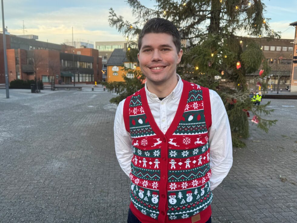 Morten Grindvoll har tatt med seg en tradisjon fra England: Fra 1. til 24. desember tar han daglig på seg en ny vest med julemotiv.