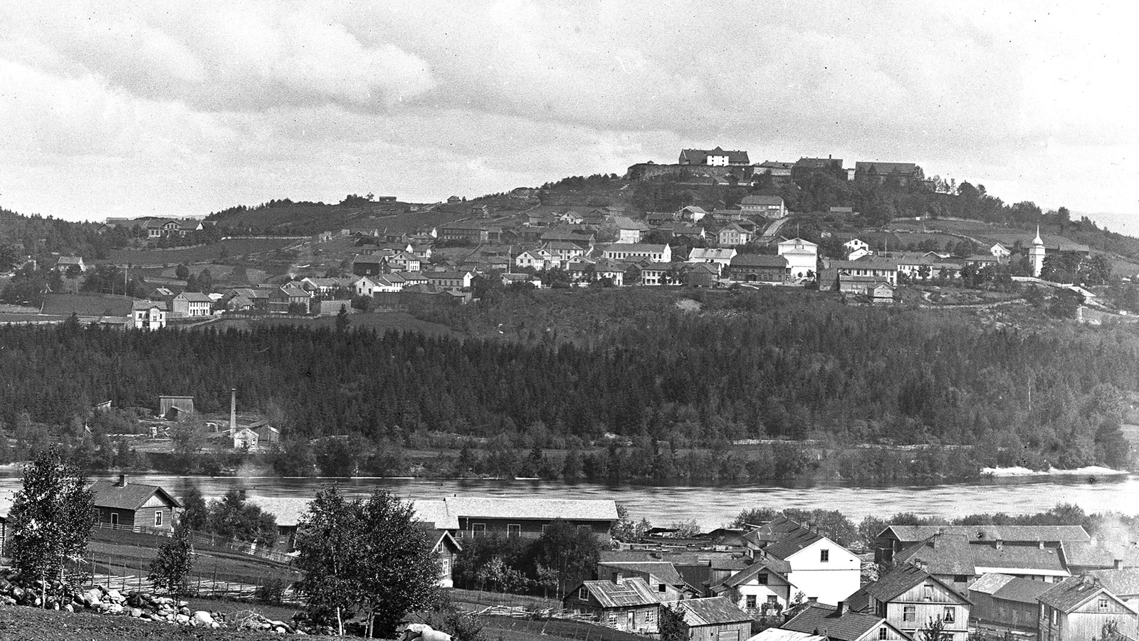 Utsikt opp mot Leiren fra stasjonssiden på 1880-tallet. Rolighed oppe til venstre ligger utenfor byen.