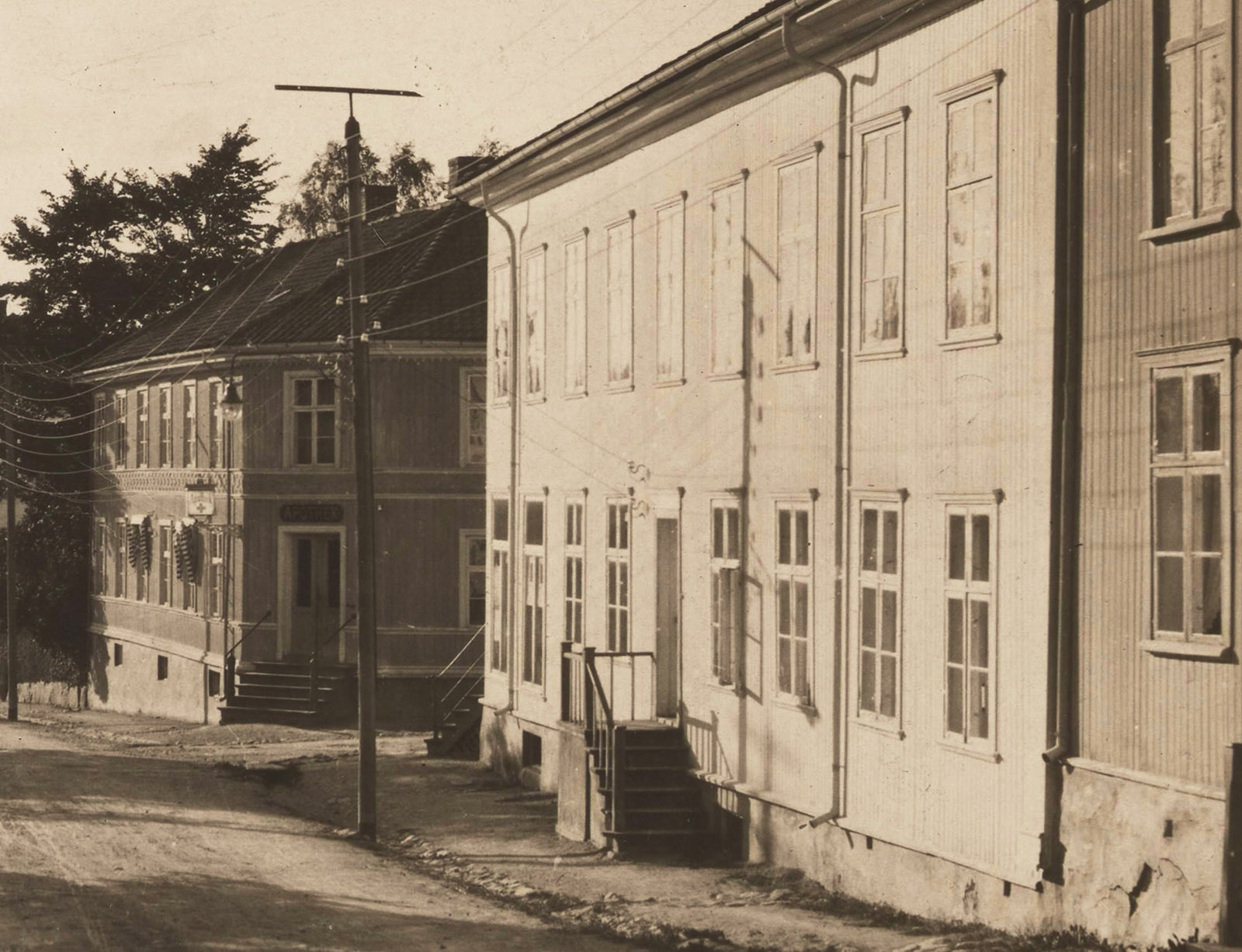 Apoteket nederst og Hess sin bokhandel til høyre.