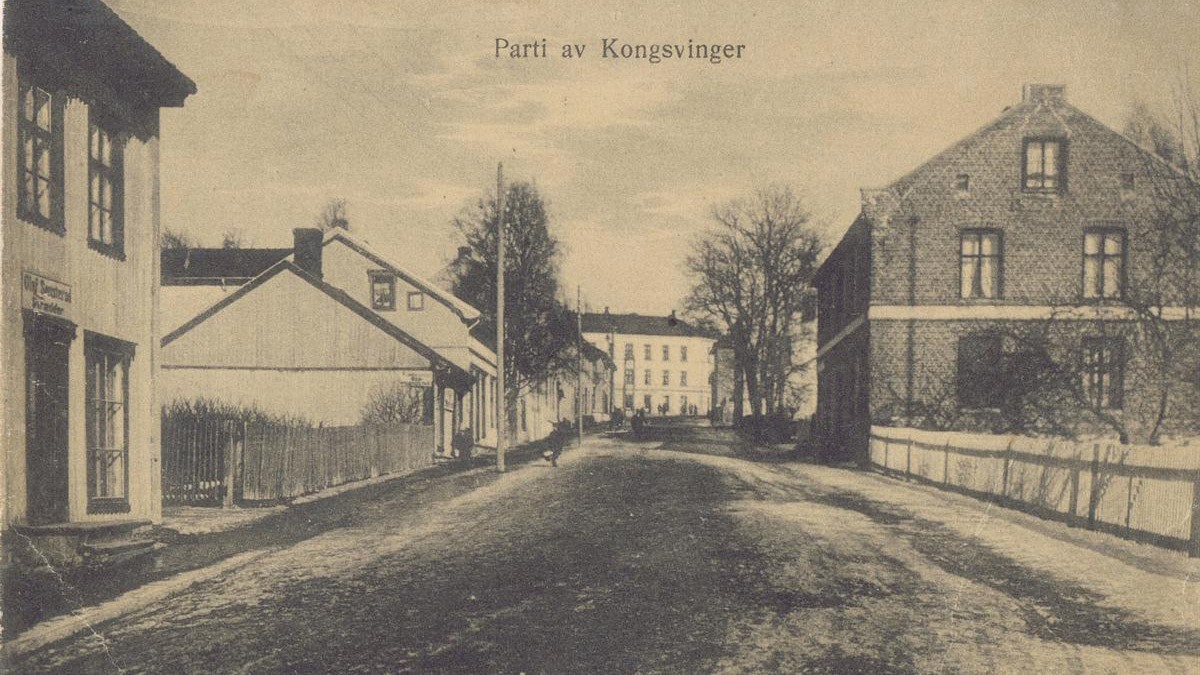 Nye Storgaten sett fra sør, der veien svingte ned dagens Tommelstadgate. Til høyre murgården O. P. Herdahl bygde sent på 1860-tallet.
