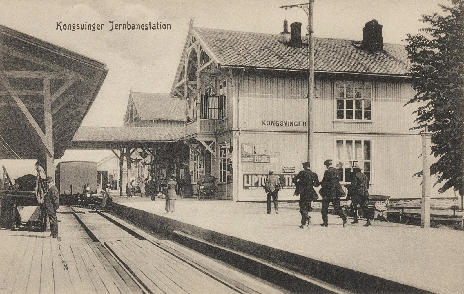 Det var stor trafikk på jernbanestasjonen for 150 år siden. Jernbanehotellet holdt til i fløyen nærmest.