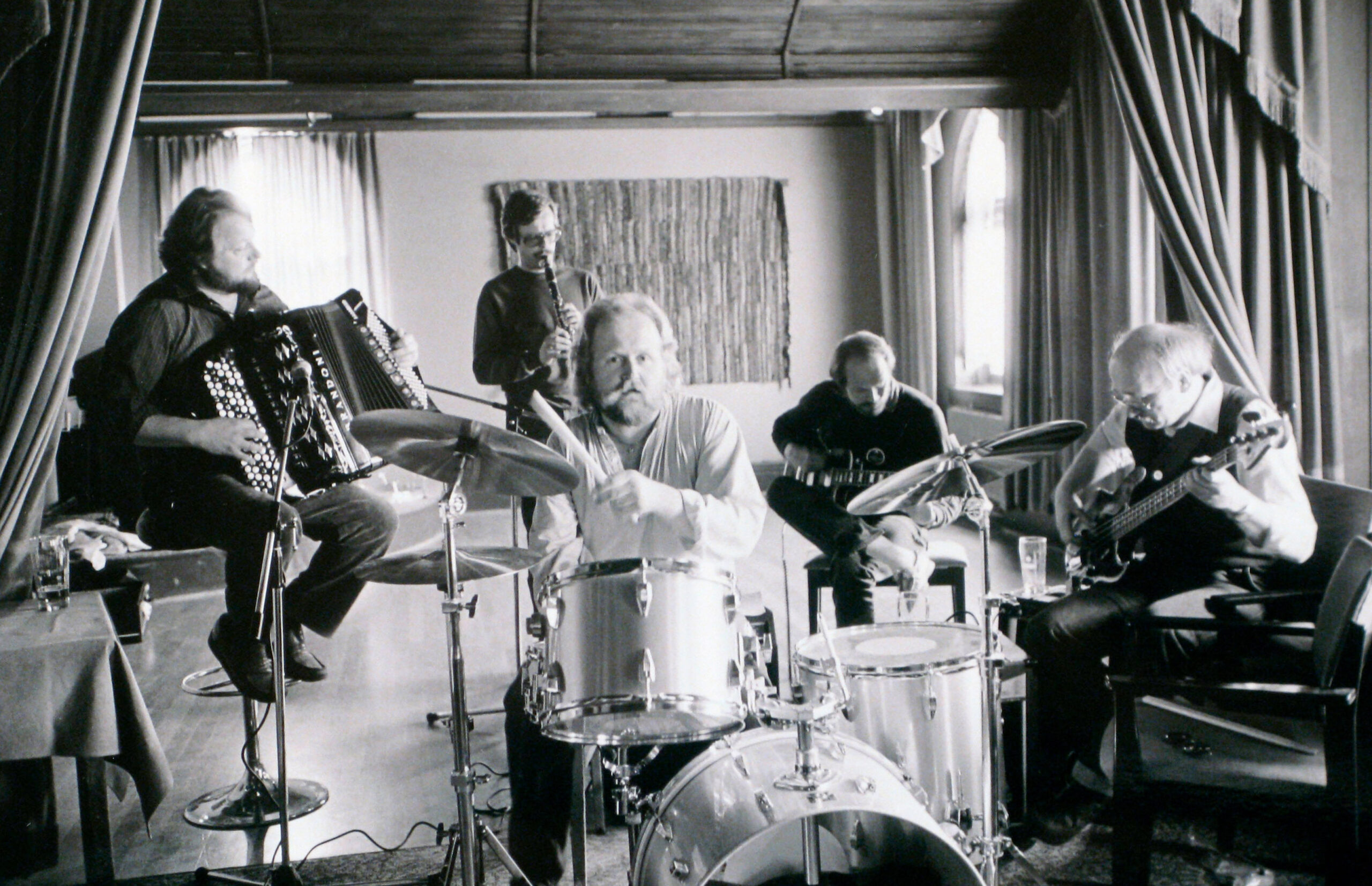 Kjetil Skaslien (trekkspill), Per Maage (klarinett), Terje Scott (trommer), Erik Fagernæs (gitar) og Jan Petter Haugen (bass) på Grand hotel i 1982.