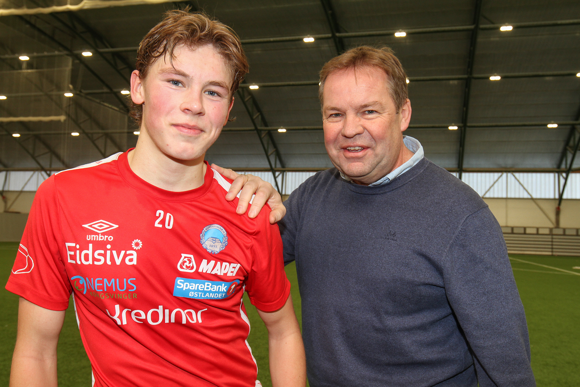 Selv om Jesper ikke tok ble noen musiker som sin far, har han alltid hatt god støtte fra Trond Erik og resten av familien. Her fra da han signerte sin første proffkontrakt med KIL i 2021.