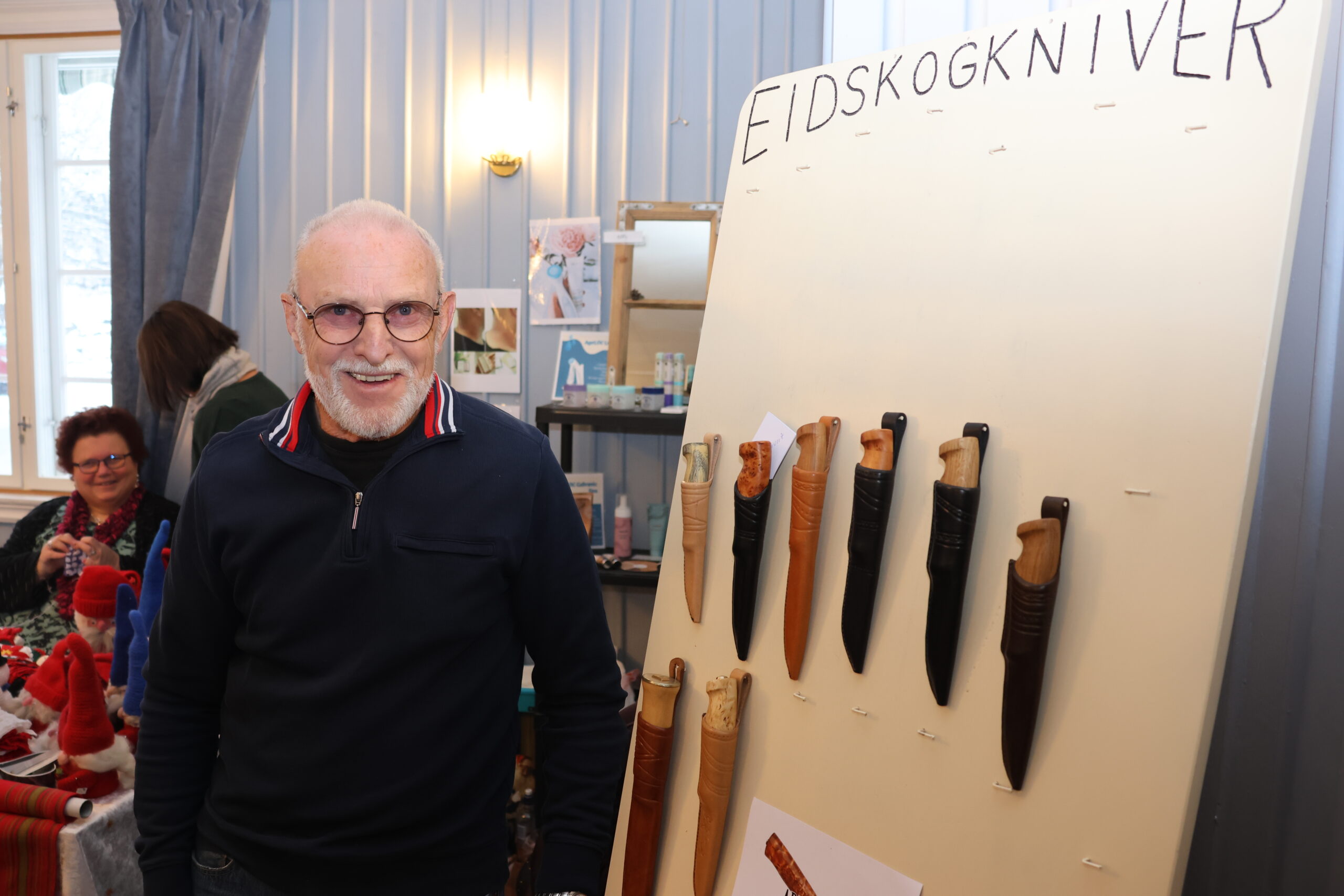 Arild Bråthen fra Skotterud har deltatt på julemarkedet tidligere og kommer igjen med knivene sine i år.