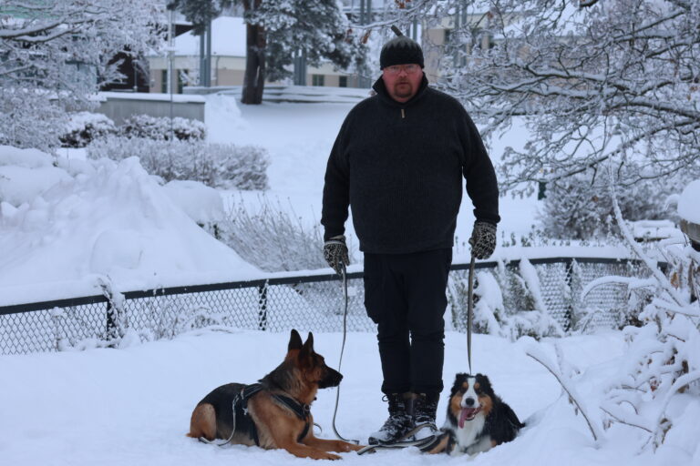 Jan Mohn Andreassen, daglig leder i Aktiv hund Glåmdal, forteller at det går an å behandle hunder med frykt for høye lyder.