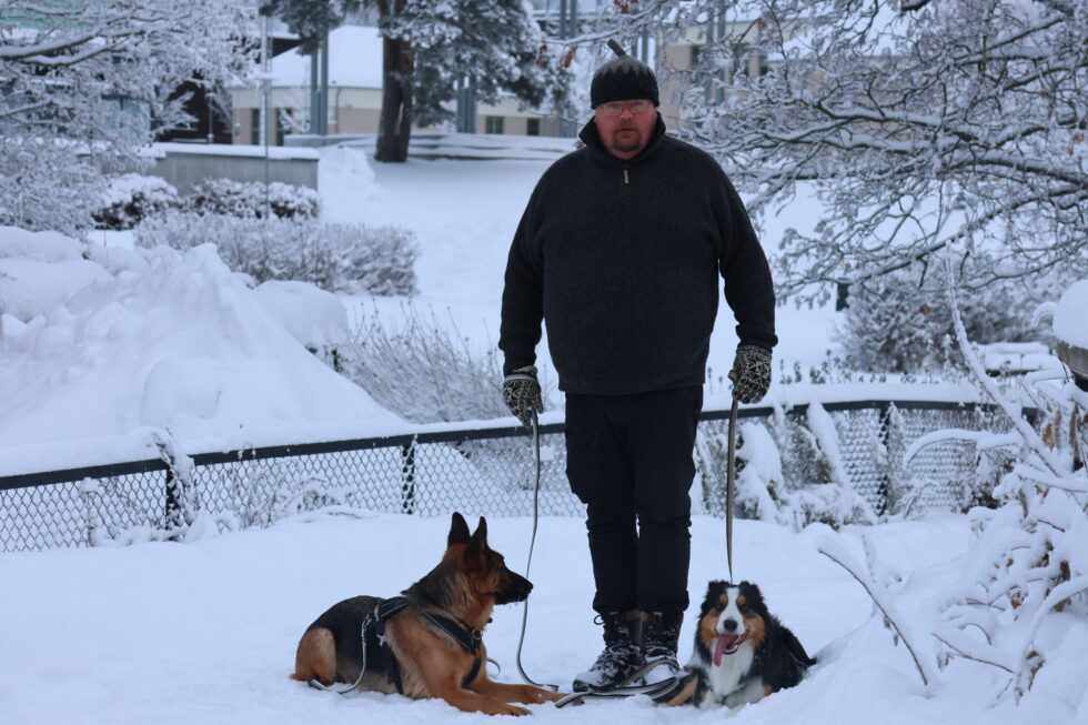 Jan Mohn Andreassen, daglig leder i Aktiv hund Glåmdal, forteller at det går an å behandle hunder med frykt for høye lyder.