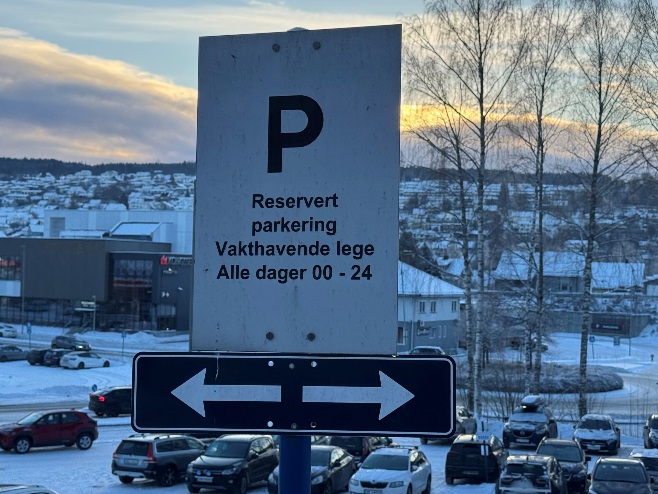 P-plassene utenfor Legevakten er reservert for vakhavende lege.