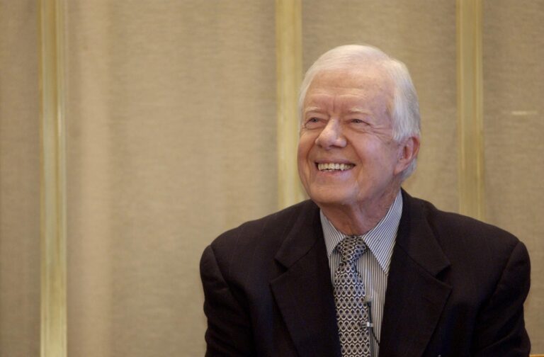 Nylig avdøde eks-president i USA, Jimmy Carter, sa : «We must adjust to changing times and still hold to unchanging principles