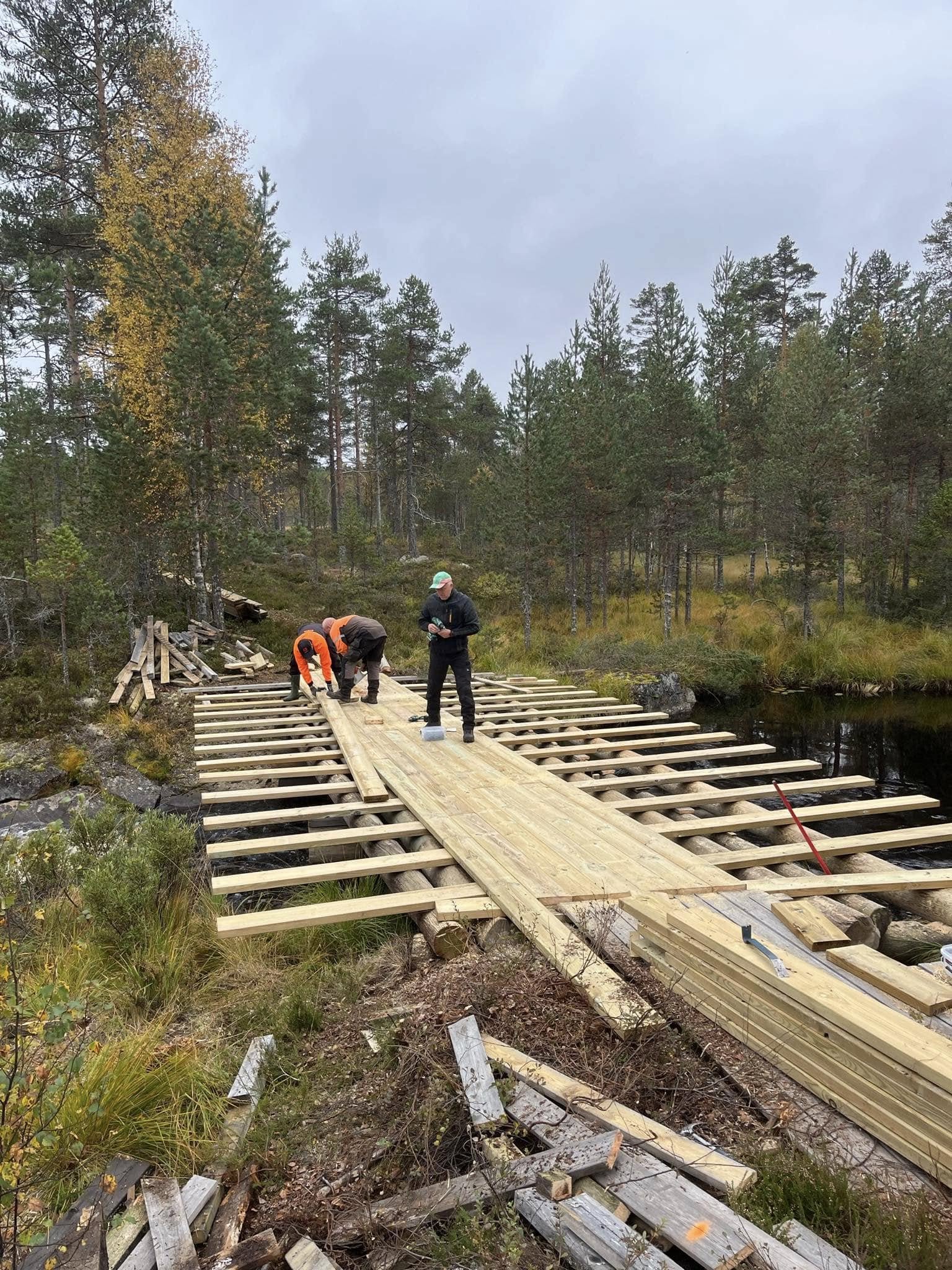 Dugnadsgjengen har vært i arbeid i hele sommer. Her bygges ny bru som skal tåle vekten av den nye løypemaskinen.
