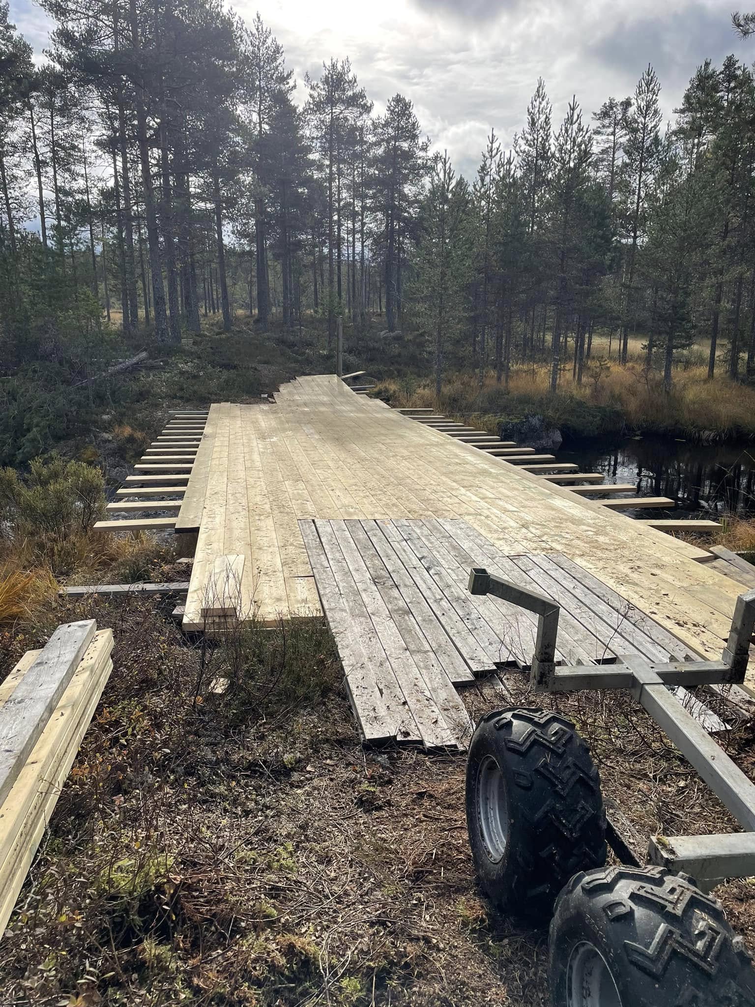 Den nye brua blir også utstyrt med rekkverk og er klar til vinterens skigåere.