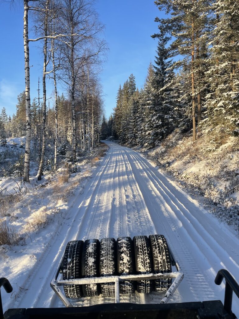Kommer det 20 centimeter til med snø til uka, så blir det løyper, sier Magnus Bergersen i Eidskog løypekjørerlag. Laget har allerede rullet den snøen som har kommet for å få en god såle til løypene.