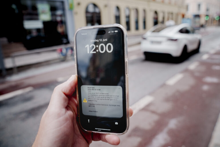 Klokken 12 onsdag 8. januar tester politiet nødvarsel på mobil.