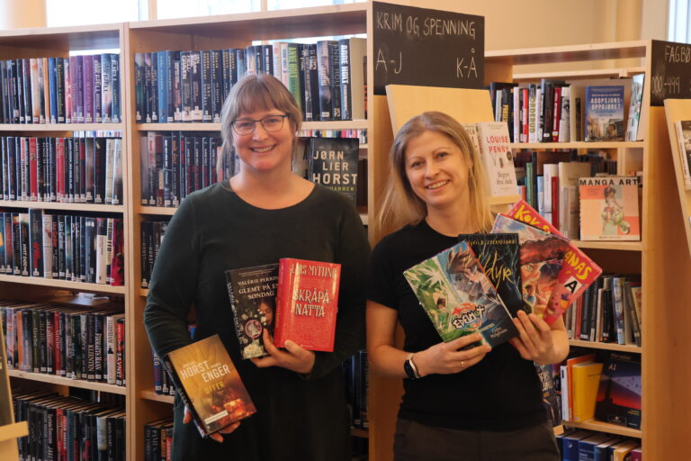 Randi Heggland Strøm og Ieva Juceviciute-Ruse ved Tyrielden Eidskog bibliotek viser frem noen av de mest populære bøkene i 2024.