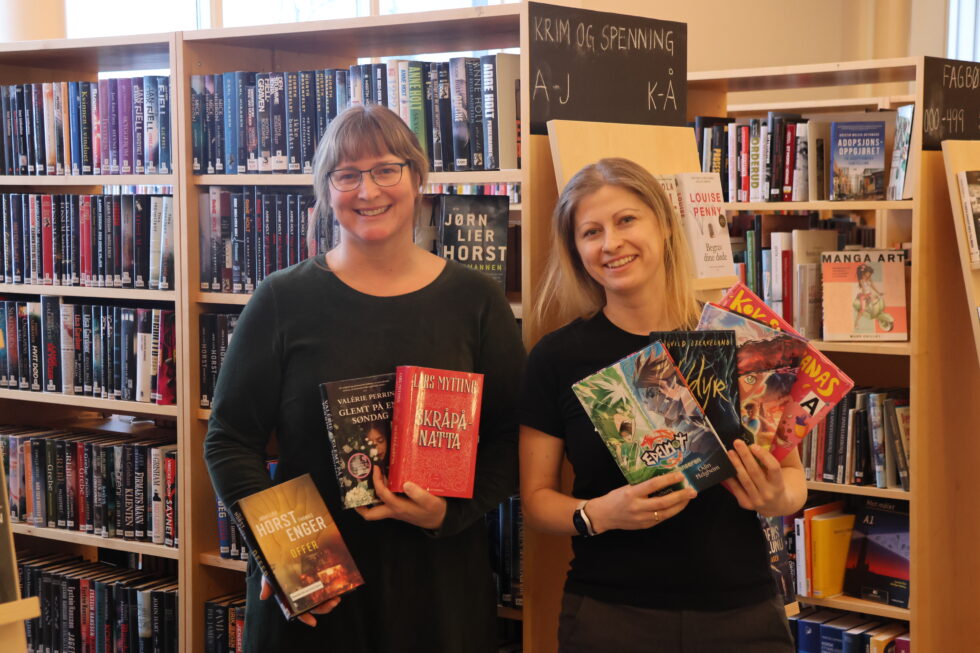 Randi Heggland Strøm og Ieva Juceviciute-Ruse ved Tyrielden Eidskog bibliotek viser frem noen av de mest populære bøkene i 2024.