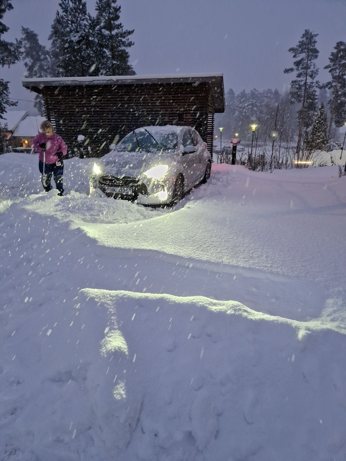 Tirsdag morgen måtte de ansatte i hjemmetjenesten starte dagen med å grave frem nedsnødde biler. Noe som medførte forsinkelser utover dagen.