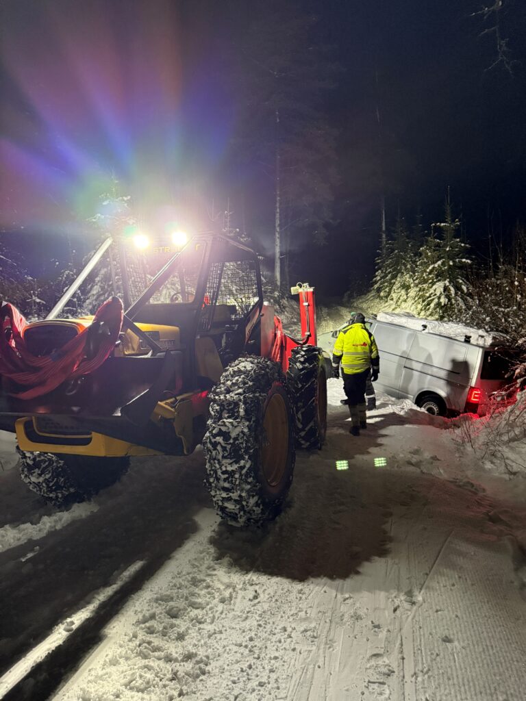 Bilen satt bom fast i skiløypa, men kom seg på rett vei igjen takket være rutinerte bilbergere.