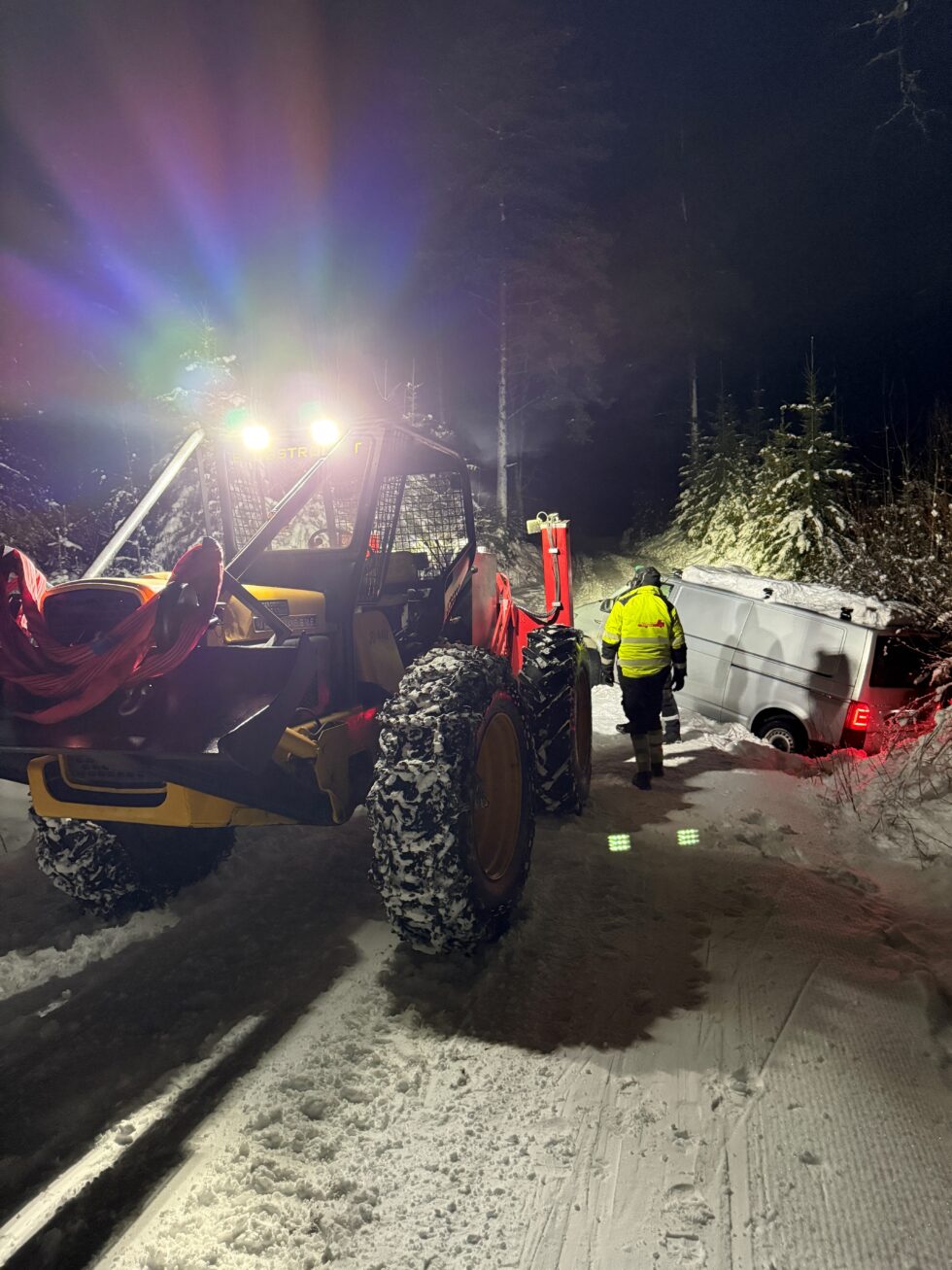 Bilen satt bom fast i skiløypa, men kom seg på rett vei igjen takket være rutinerte bilbergere.
