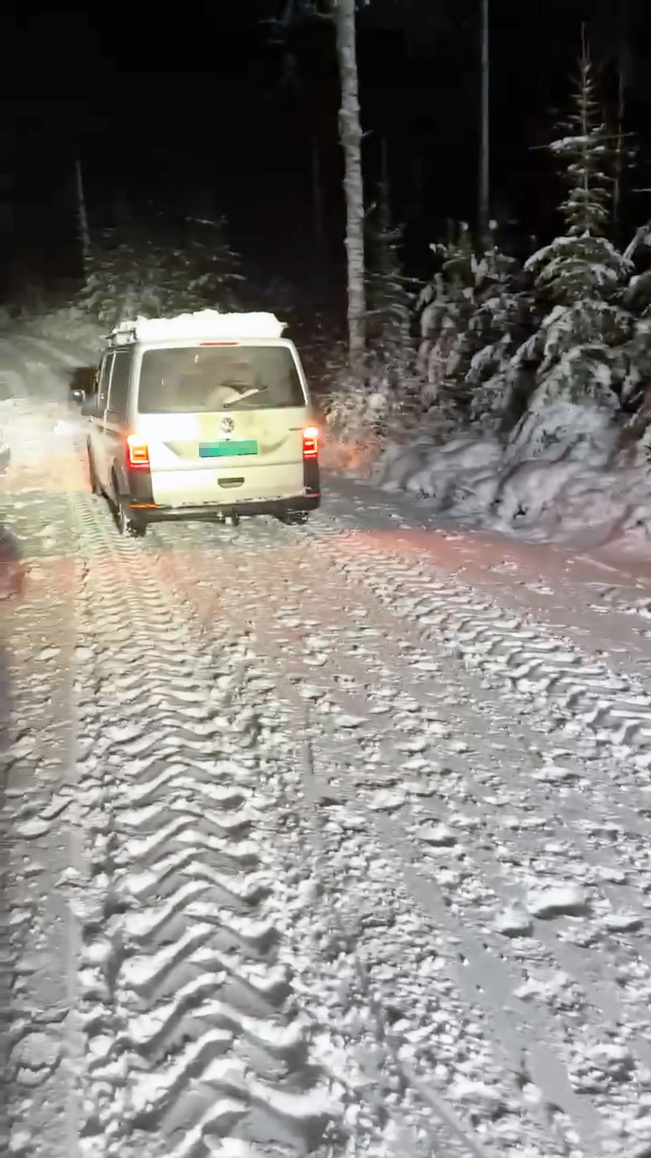 Etter flere timers ufrivillig parkering på Sæter, kunne bilen fortsette ferden mandag kveld.