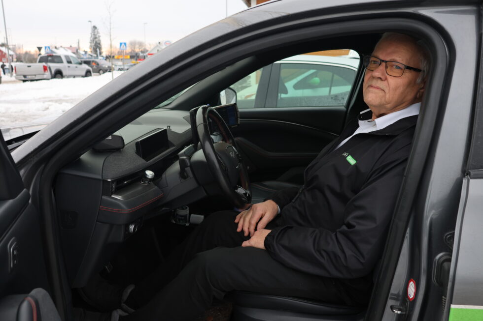 Arild Rønning har vært drosjesjåfør i EIdskog siden 2010. På onsdag fylte han 75 år, noe som innebærer at man er for gammel til å få utstedt nødvendig kjøreseddel.