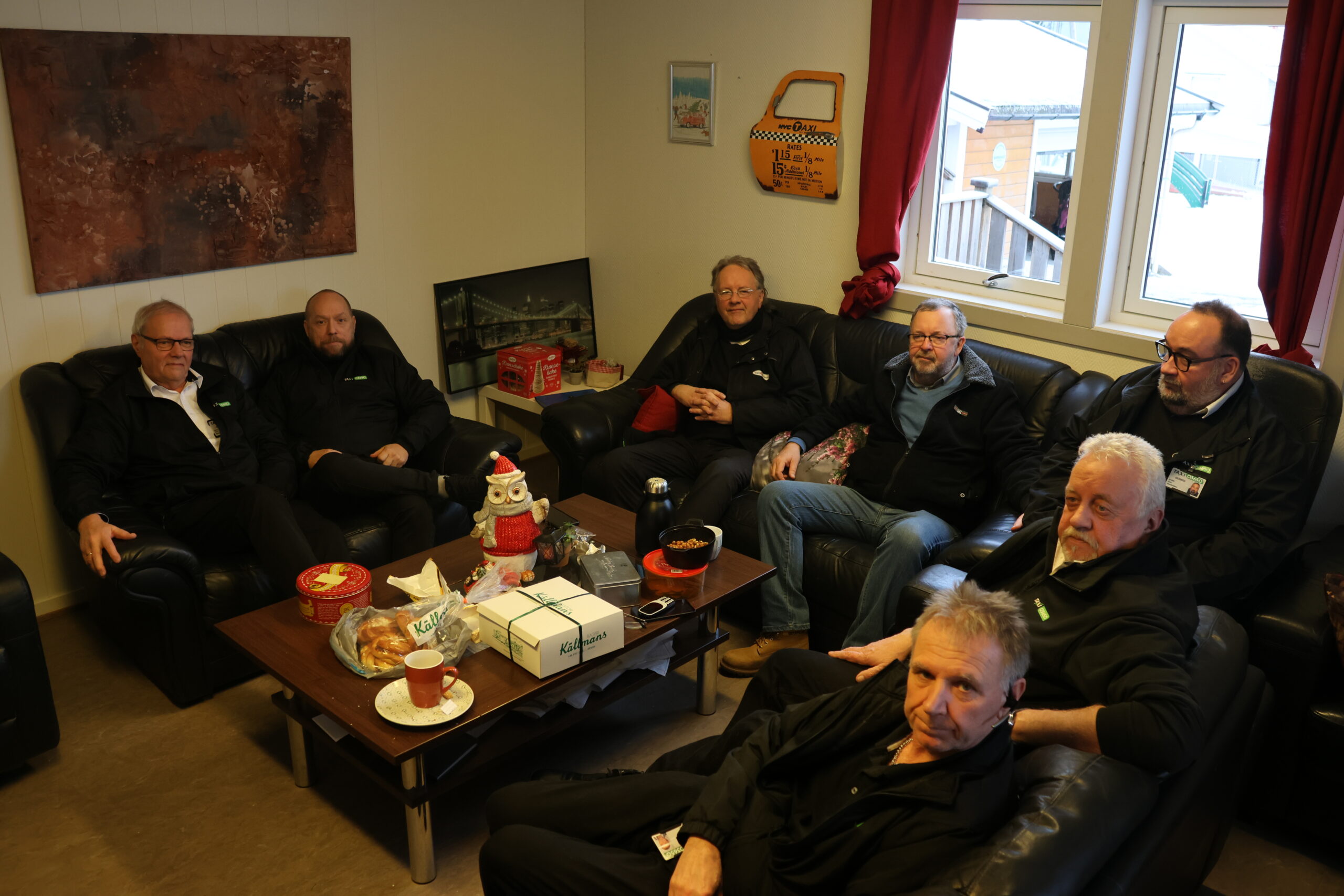 Inne på taxisentralen på Skotterud var det kake i anledning Arilds siste dag på jobb. På bildet ser vi fra venstre: Arild Rønning, Jan Helge Wanggaard, Kjell Tønnes, Kjetil Berg Bakås, Uno Stenbråten, Arne Vidar Gruben og Glenn Kongsrud.