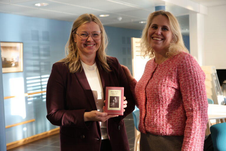 Kjersti Stenseng fikk med seg «Hans Børlis beste dikt» i gave fra ordfører Kamilla Thue (Ap).