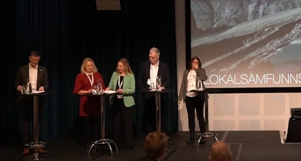 Kommunal- og distriktsminister Erling Sande møtte Eidskogs ordfører Kamilla Thue, Larviks ordfører Birgitte Gulla Løken, Leder for Landssammenslutningen av vannkraftkommuner Jon Rolf Næss og Rødøy kommunes ordfører Inger Monsen til debatt.