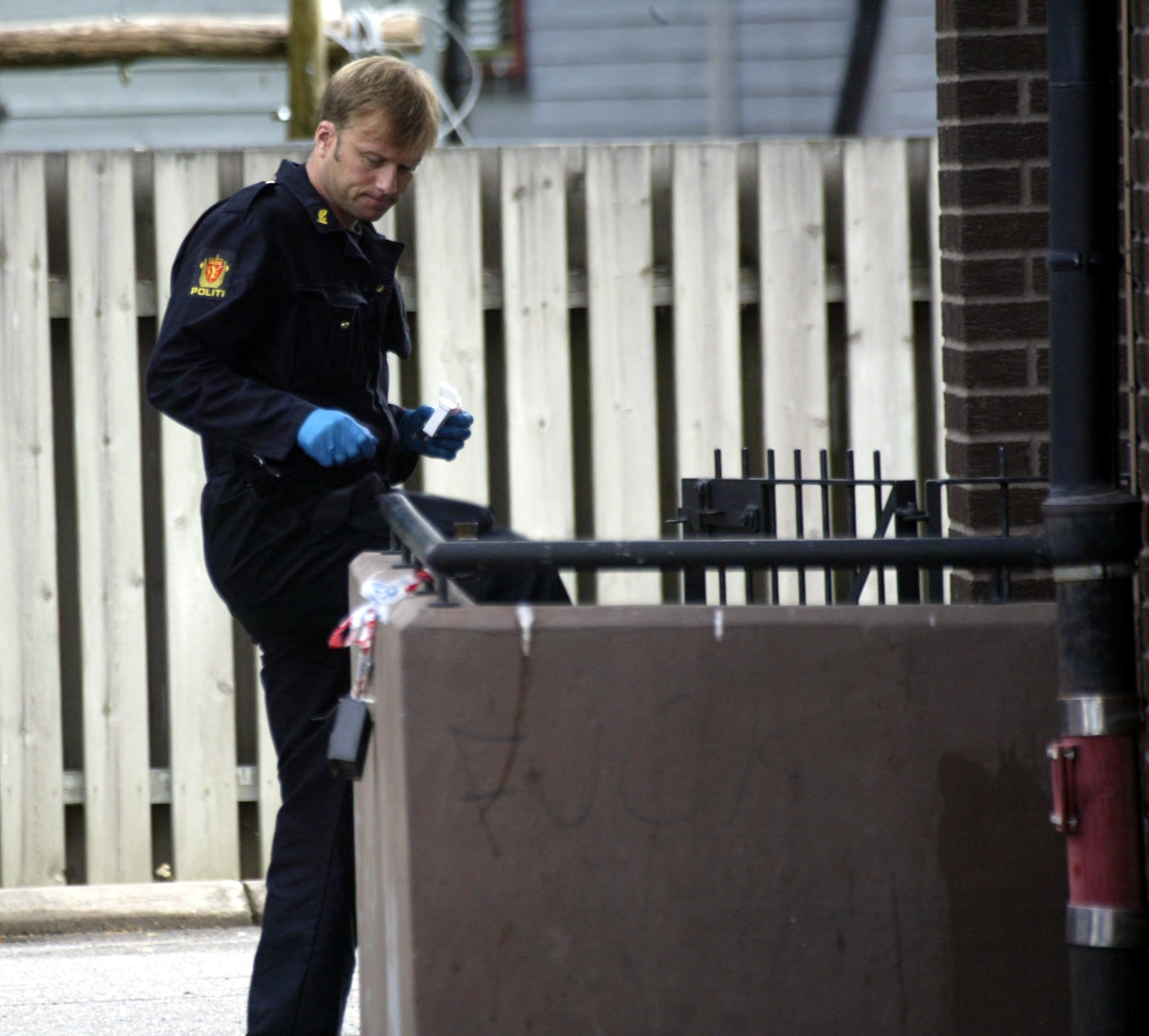 To menn ble skutt og skadet av politiet da de forsøkte å rane DnB NORs lokaler på Jessheim i 2004. Her er Geir Hansen utenfor banken for å sikre spor.