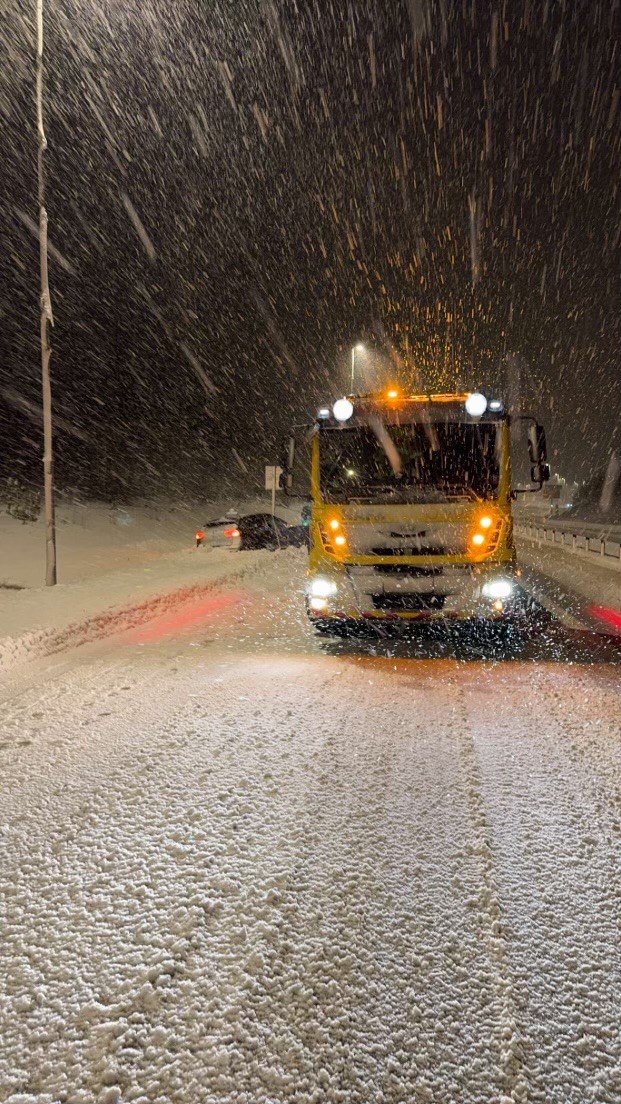 Travle timer for bilbergerne etter snøfallet. Her på E16 i Kongsvinger hvor en bil har kjørt av veien..