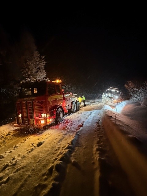 En brøytebil trengte hjelp. På toppen av Holseter var det stopp.