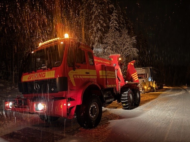 Trailere med problemer på Fransbråtaberget var et ikke uventet oppdrag under snøfallet..
