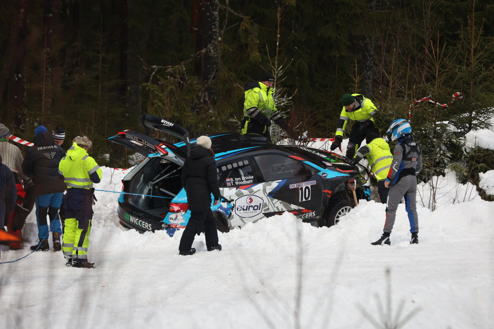 Bernhard Ten Brinke og kartleser Tom Woodburn havnet i grøfta på SS3 Løvhaugen.