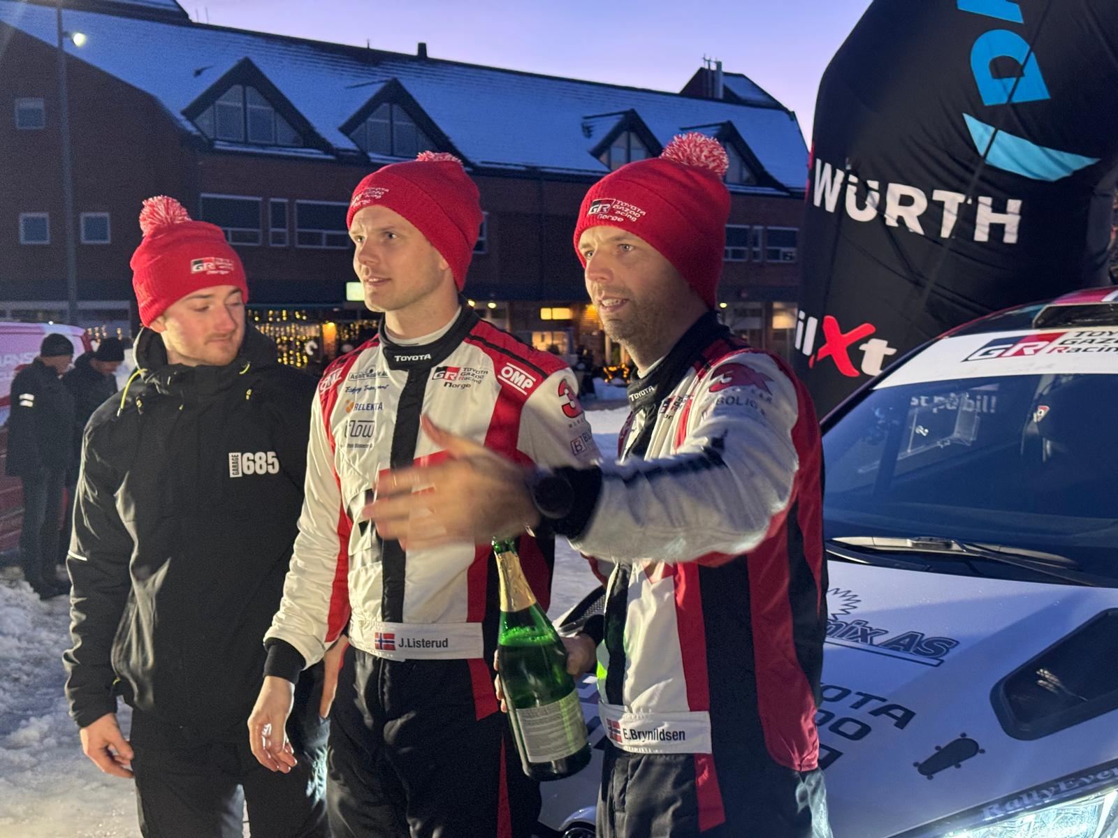 Eyvind Brynildsen og kartleser Jørn Litterud kunne sprette champagnen etter å ha vunnet årets Rally Finnskog.